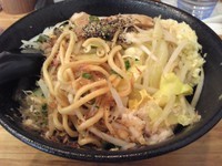 「まぜそば醤油　やさい多め、にんにく増し　680円」@麺屋 かまたの写真