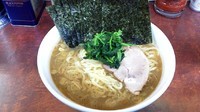 「ラーメン中盛 + 海苔 味濃いめ、油多め、麺柔らかめ」@横浜ラーメン 町田家 小田急相模原店の写真