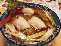 「王様中華そば（大盛り）　＋味玉：サービス券」@煮干しらあめん 燕黒の写真