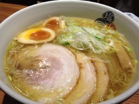 「塩らーめん 琥珀 全部のせ 1080円」@塩逸品 五代目けいすけ 本店の写真