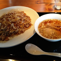 「ハーフラーメン・肉あんかけチャーハンセット(830円)」@モダンチャイニーズ ムサシの写真