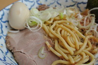 「油そば（６８０円）＋くん玉（１００円）」@兎に角 another leafの写真