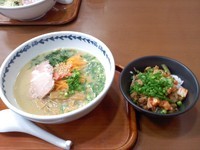 「西海ラーメン、赤麺、替え玉Ｗ、キムチチャーシュー丼Ｍ」@西海製麺所 稲城若葉台店の写真