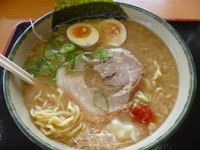 「にんたま醤油ラーメン（580円）」@にんたまラーメン ゆにろーず 大洗店の写真