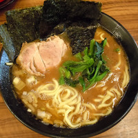 「ラーメン（麺硬め）￥６５０＋ライス￥５０」@横浜家系らーめん 二代目 武道家の写真