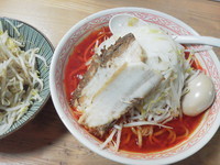 「赤ふじ（中盛り、ニンニクなし）＋ゆで野菜＋味玉」@景勝軒 西片貝店の写真