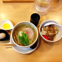 「塩ラーメン 柚子油 ボロ玉 肉にんにく丼」@麺処 春の風の写真