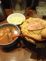 「つけ麺大、薬味ねぎ、のり、半熟玉子、チャーシュー1枚」@つけ麺専門店 三田製麺所 新宿西口店の写真