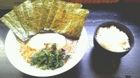 「らーめん　麵カタ　海苔増し　サービス半ライス」@らーめん七福家 新宿店の写真