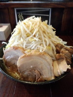 「ラーメン小(野菜チョイ増し・ニンニク)700円＋豚200円」@麺や豚髭の写真