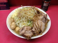 「特大豚Wラーメン＋ウズラ」@ラーメン二郎 大宮店の写真