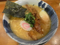 「豚塩らーめん(平打ち麺)+とろとろ温玉」@麺屋 湯や軒の写真