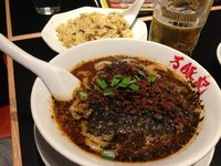 「黒ごま担々麺セット 1080円＆ビール」@万豚記 アーバンドックららぽーと豊洲店の写真