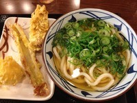 「かけ（大）＋半熟たまご天＋かしわ天＋ちくわ天（￥700）」@丸亀製麺 大和店の写真