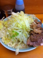 「豚入りラーメン８００円野菜Ｗ＋ニンニク」@ラーメン二郎 新橋店の写真