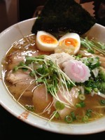 「特製丸鶏旨味そば塩（中盛）」@麺屋33の写真