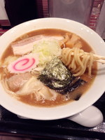 「特大ワンタンラーメン(中盛)930円」@三ツ矢堂製麺 御徒町店の写真