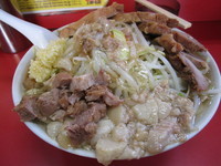 「小豚(ヤサイニンニクアブラ）＋生玉子」@ラーメン二郎 上野毛店の写真