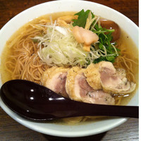 「蒸し鶏のラーメン(大盛)+味付け玉子」@麺や七福の写真