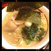 「ラーメン+味玉(サービス)」@横浜家系 だるま家の写真