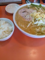 「味噌ラーメン+小ライス(ランチ:50円)+生ニンニク(無料)」@らーめん中村の写真