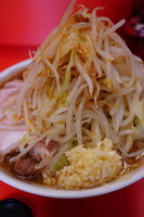 「小豚＋ニンニク＋カラメ＋野菜はマシマシ」@ラーメン二郎 神田神保町店の写真