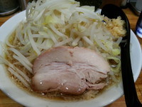 「豚骨醤油(５００円)野菜増し、ニンニク」@麺屋 かまたの写真