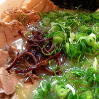 「ネギチャーシュー麺+高菜+替玉3」@らーめん 由宇松本の写真