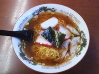 「ワンタンメン(560円)+半ライス(150円)」@新楽の写真