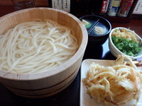 「釜揚げうどん（大）３８０円+野菜かき揚げ130円」@丸亀製麺 御茶ノ水店の写真