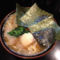 「中盛りラーメン750円＋半熟玉子」@らぁめん 井上家の写真