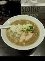 「目黒ブラック煮干しそば（並）」@麺屋 航の写真