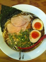 「でら黒ラーメン（味玉トッピング）」@得道の写真