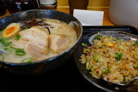 「東龍軒ラーメン＋半チャーハンセット」@東龍軒 銀座三丁目店の写真