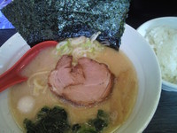 「豚骨塩(並)￥700+ライス(小)ﾗﾝﾁｻｰﾋﾞｽ」@琉二家の写真