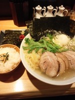 「チャーシュー塩ラーメン大盛、海苔、煮玉子、お茶漬けセット」@横濱元町 本丸亭 横浜店の写真