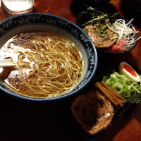 「拉珈酒亭ラーメン 麺と一緒の専用焼豚丼」@拉珈酒亭の写真