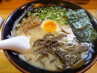 「黒竜とんこつラーメン＋ライス　￥５００＋１５０」@とんこつらーめん 黒竜の写真