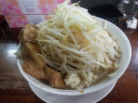 「ラーメン￥６８０　ニンニクマシ、ヤサイマシ」@ラーメン 龍郎の写真