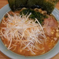 「ラーメン（中 750円）＋しらがネギ（味付け 150円）」@奥津家の写真