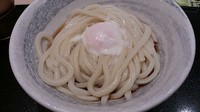 「温玉ぶっかけ（中）_390円」@はなまるうどん+カレー 銀座松屋通り店の写真