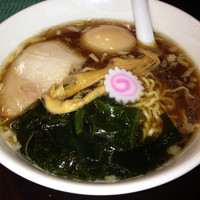 「（昼夜10食限定）生姜にぼしそば¥750＋味玉¥100」@おおぜき中華そば店の写真