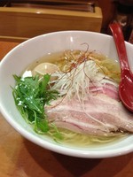 「香彩鶏だし味玉塩らーめん」@麺屋 翔 西新宿本店の写真