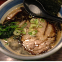 「極太(肩ロース)チャーシュー麺 (黒マー油)」@戯拉戯拉の写真