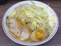 「小ラーメン（650円）＋粉チーズ＋味つけ玉子」@ラーメン二郎 横浜関内店の写真