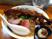 「【肉の日限定】豚骨醤油らーめん　燻し肉のっけ＋坦々替え玉」@らーめん・つけめん いつ樹の写真