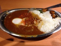 「豚ハラミカレー、温たま」@赤坂 もつ千の写真