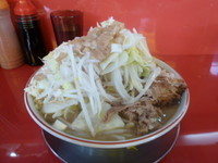 「ラーメン（中）700円　野菜マシ　ニンニク　アブラ　ねぎ」@ジャンプの写真