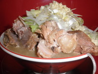 「小ラーメン（豚増し）+野菜・ニンニク・葱　「850円+無料」」@ジャンプの写真