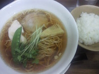 「醤油ラーメン￥550(開店ｻｰﾋﾞｽ)+ﾗｲｽ(小)￥100」@麺くい亭の写真